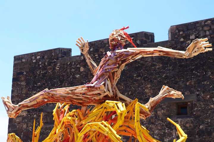 Houten sculptuur gemaakt door Luigi Stinga om de San Juan feesten uit te beelden.