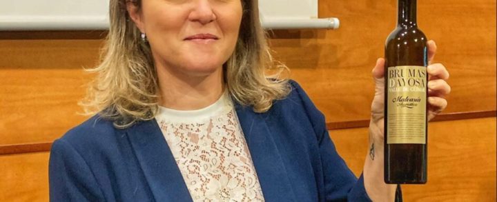 Alicia Vanoostende geeft prijs Beste wijn Canarische eilanden 2020