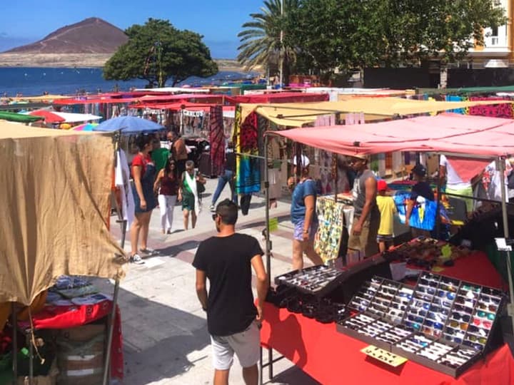 Markt van El Médano met de vele kraampjes
