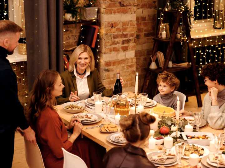 Strengere maatregelen werken - gezin aan de kersttafel