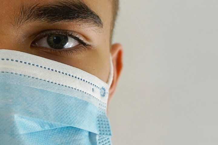 Epidemiologische indicatoren Canarische eilanden - man met mondmasker