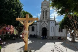 Pascua Florida 2024 in beeld 3 - Kruis voor kerk Guía de Isora.