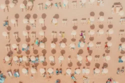 Toerismefobie Tenerife - Druk strand met parasols gezien van bovenaf.