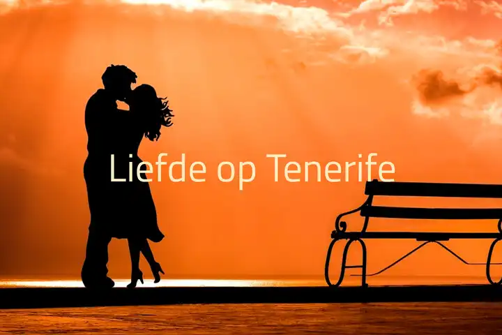 Liefde op Tenerife - zoenend koppel bij zonsondergang