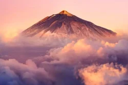 Tenerife, het Canarische eiland van de Hel - vulkaan El Teide in de wolken