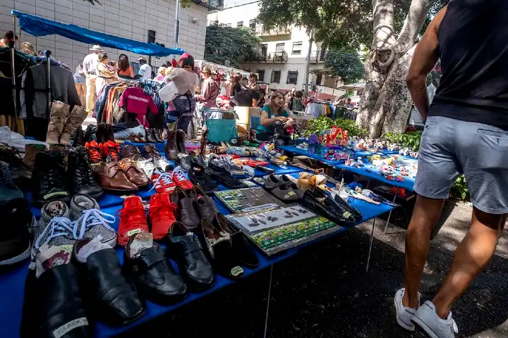 Namaakproducten op Vlooienmarkt Santa Cruz