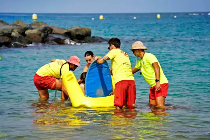 Toegankelijke stranden in Los Cristianos, Arona. Professionele assistentie voor mensen met beperkte mobiliteit